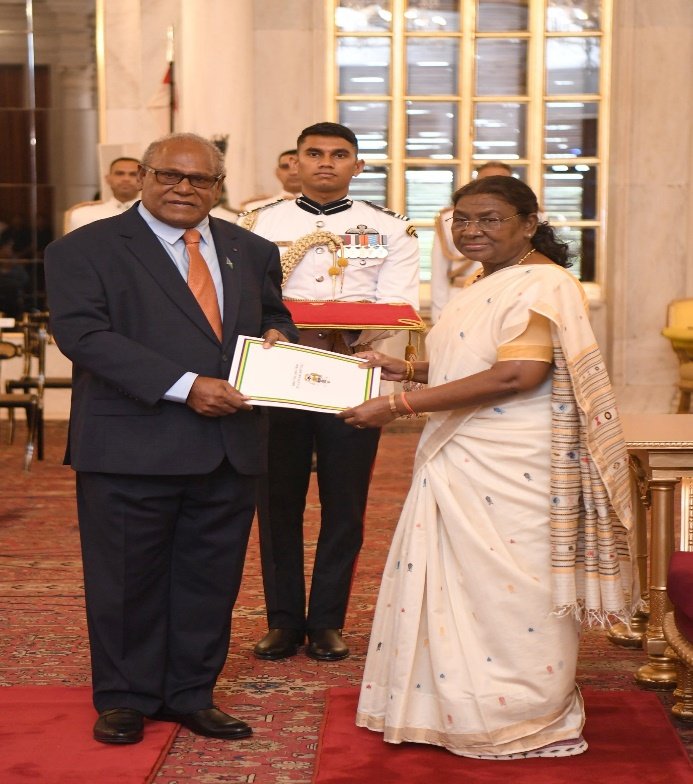 His Excellency Makabo presents Credentials to the Hon. President of India His Excellency Makabo presents Credentials to the Hon. President of India
